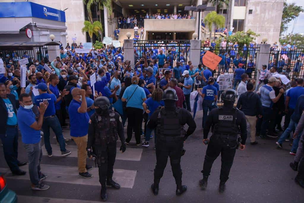 Agentes policiales intentan dispersar la manifestación de profesores en Santiago.