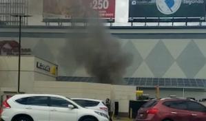 Bomberos sofocan incendio en planta eléctrica de negocio de comida rápida