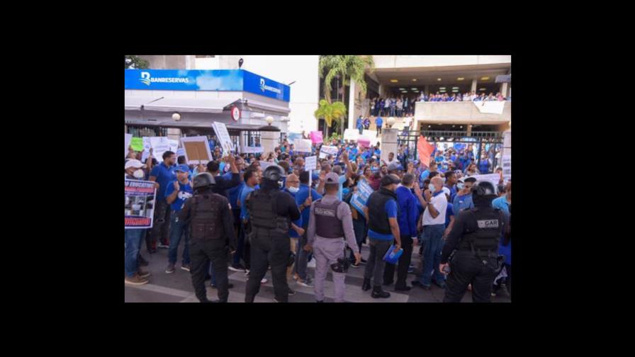 Policías lanzan bombas lacrimógenas a profesores que se manifestaban en Santiago