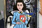 Un artista dibuja a Ana Frank quemando la Z de Putin en un mural en Mil&aacute;n