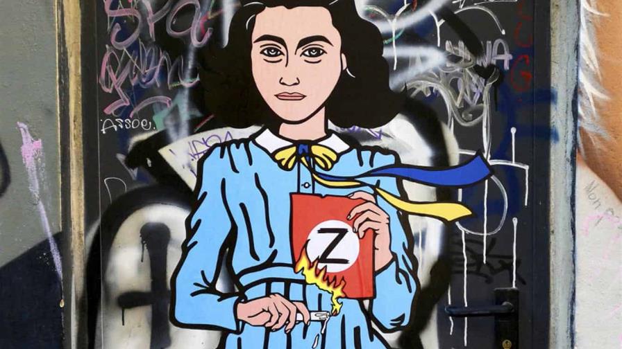 Un artista dibuja a Ana Frank quemando la Z de Putin en un mural en Milán