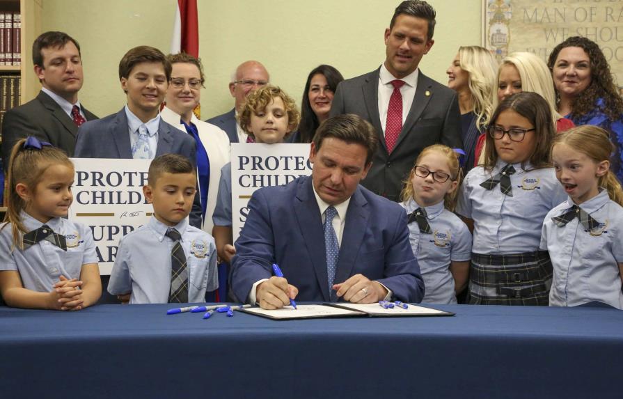 Demandan a gobernador de Florida por ley de educación sexual