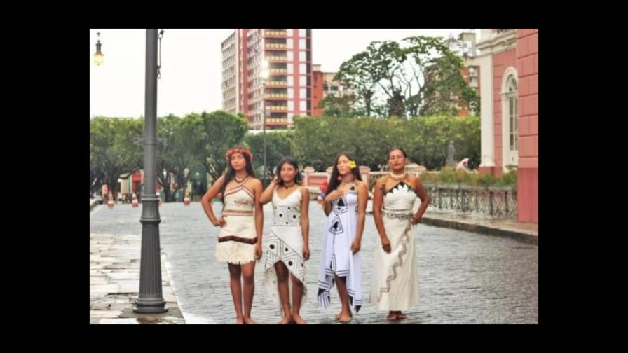 Indígenas de la Amazonía brasileña realizan su primer desfile de modas Indígenas de la Amazonía brasileña realizan su primer desfile de modas