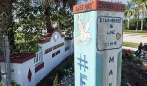 Padres de una víctima en Parkland cumplen una “sentencia de vida” para ayudar