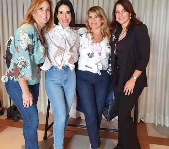 Raquel Arbaje modela jeans de la línea de su hija