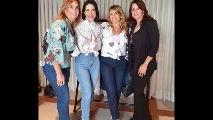 Raquel Arbaje modela jeans de la línea de su hija