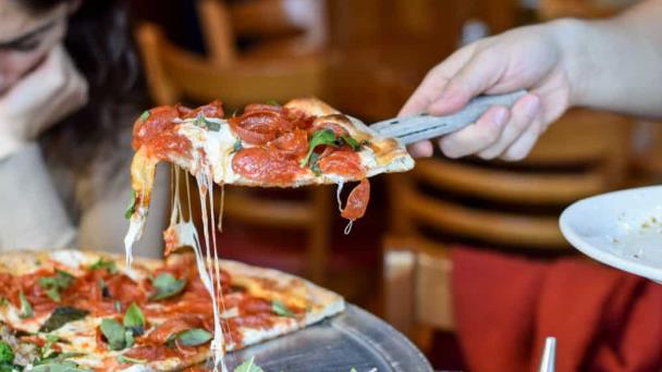Por primera vez en 40 años, un pedazo de pizza en NY cuesta más que un viaje en tren
