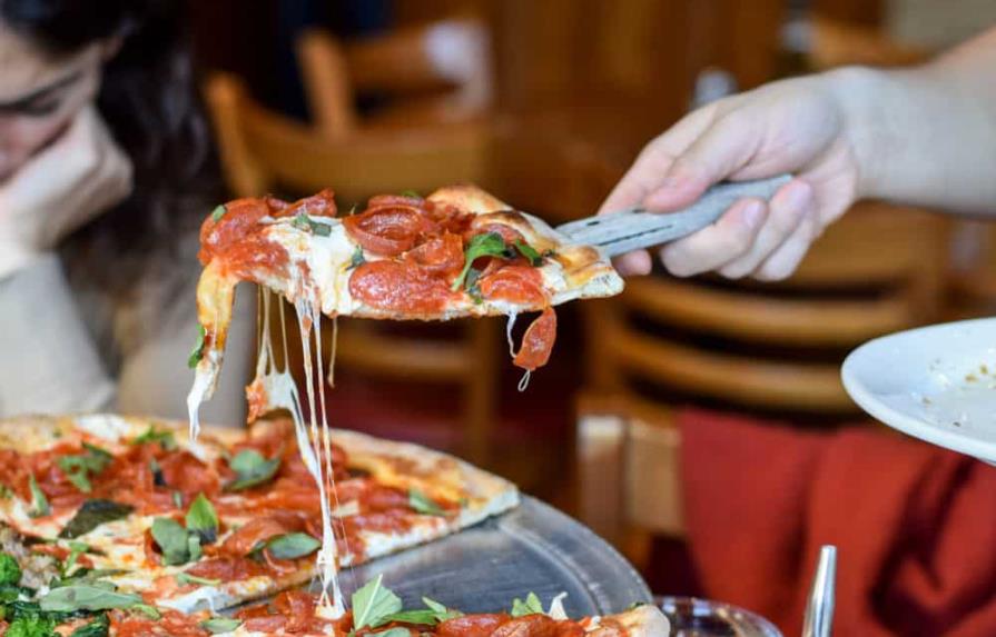 Por primera vez en 40 años, un pedazo de pizza en NY cuesta más que un viaje en tren