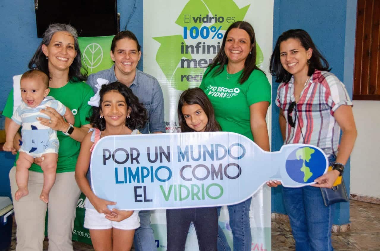 Jornada de recolección de envases de vidrio para reciclaje en Santiago.