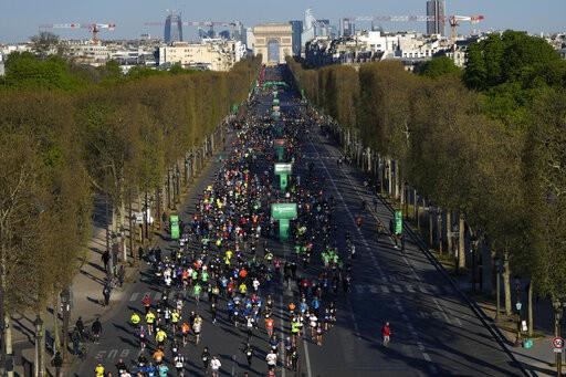 Keniana Jeptum gana el maratón de París con tiempo récord