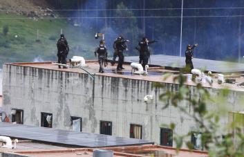 Fecha violenta en Ecuador con  cinco policías muertos y caos en calles y cárceles