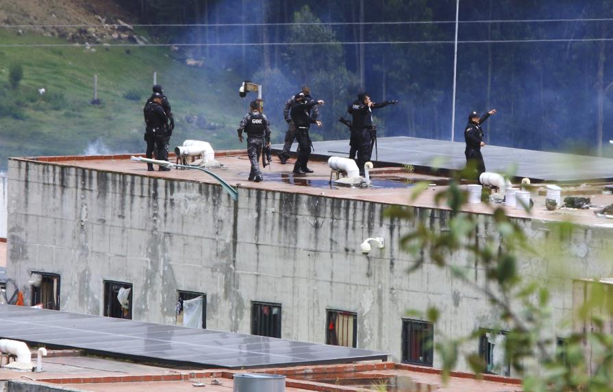 Fecha violenta en Ecuador con  cinco policías muertos y caos en calles y cárceles