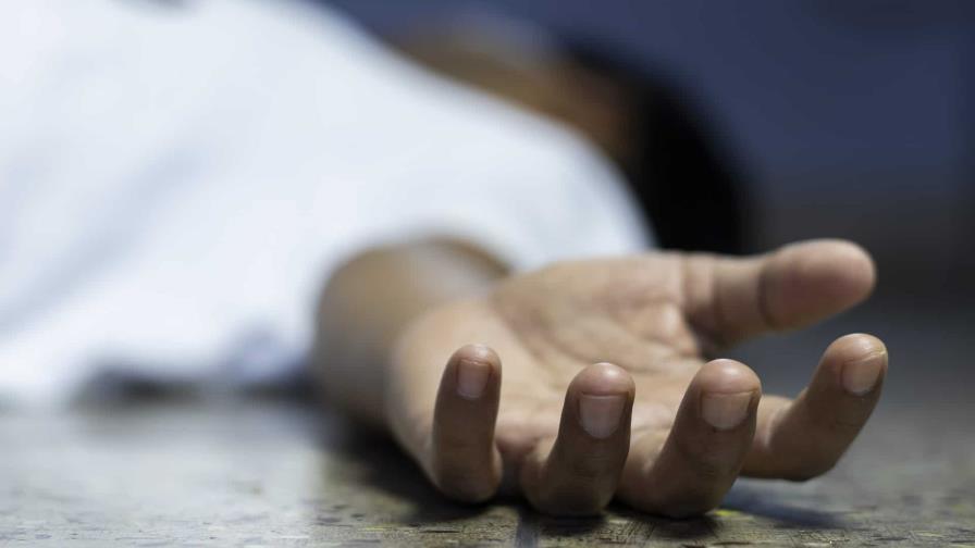 Identifican joven hallado muerto con un tiro y esposado en Monseñor Nouel