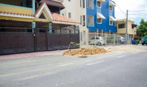 Demandan de la CAASD solución a problema de fuga de agua en San Gerónimo