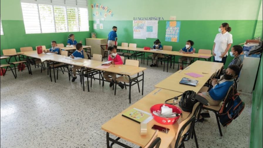 Mayor parte de asignación del 4 % de educación ha ido a gasto en personal Mayor parte de asignación del 4 % de educación ha ido a gasto en personal