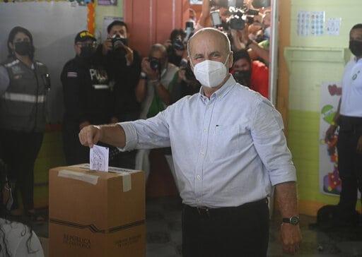 Rodrigo Chaves lidera elección presidencial en Costa Rica