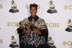 Jon Batiste arrasa con cinco Grammy, incluido álbum del año Jon Batiste arrasa con cinco Grammy, incluido álbum del año