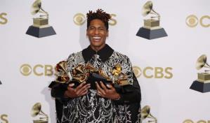Jon Batiste arrasa con cinco Grammy, incluido álbum del año