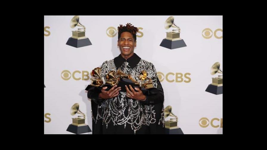 Jon Batiste arrasa con cinco Grammy, incluido álbum del año