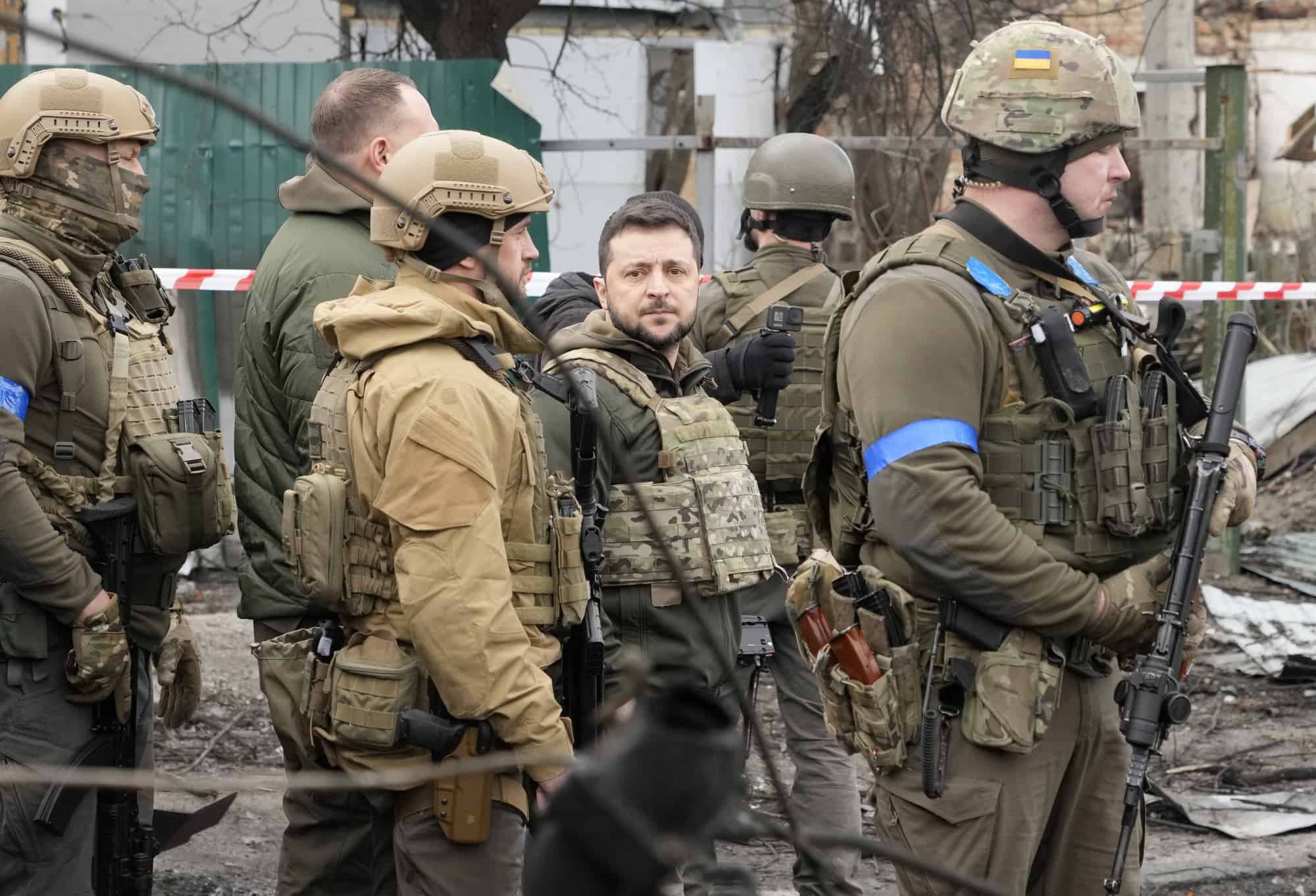 El presidente de Ucrania, Volodymyr Zelenskyy, examina el sitio de una batalla reciente en Bucha, cerca de Kiev, Ucrania, el lunes 4 de abril de 2022.
