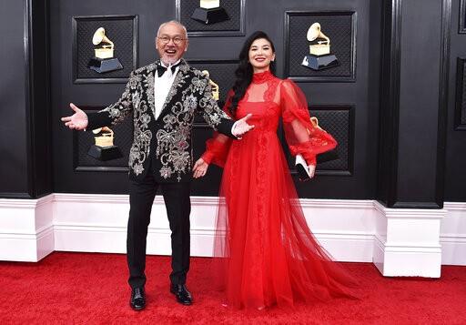 Negro, fucsia y tonos metálicos dominan alfombra del Grammy