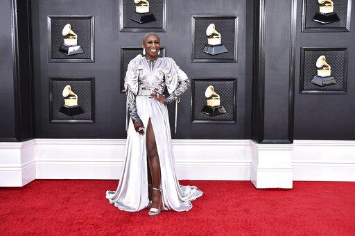 Negro, fucsia y tonos metálicos dominan alfombra del Grammy