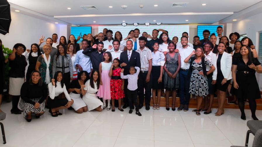 Adventistas dan apertura a nueva congregación especial para sordos Adventistas dan apertura a nueva congregación especial para sordos