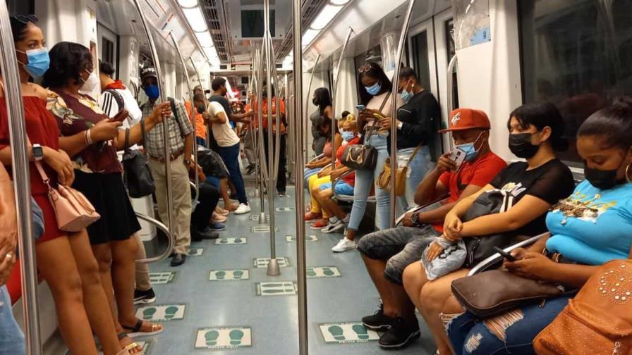 EE.UU. avisa de nuevas variantes contagiosas si no remiten los contagios