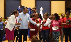 Indotel entrega Canasta Digital Social a 2,000 mujeres jefas de hogar