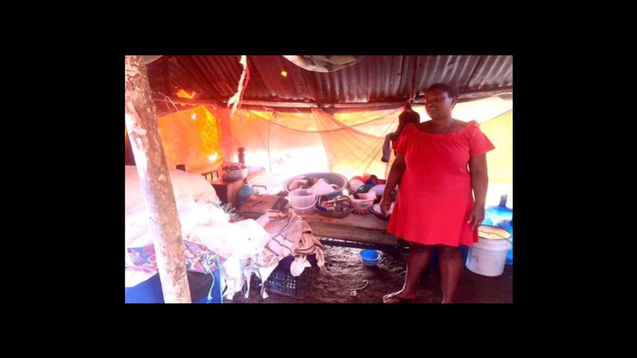 ¡Ayuda! Pareja con niños discapacitados vive debajo de una lona en El Seibo ¡Ayuda! Pareja con niños discapacitados vive debajo de una lona en El Seibo