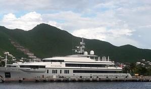 El lujoso yate Atomic está anclado en Casa de Campo