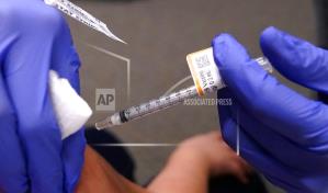 Se vacunó 90 veces por COVID para vender tarjetas de vacunas falsas