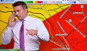 Un meteorólogo interrumpió su informe en vivo para alertar a su familia