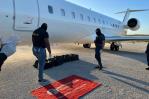 Decomisan 200 paquetes de posible cocaína en un avión en Punta Cana y apresan 11 personas
