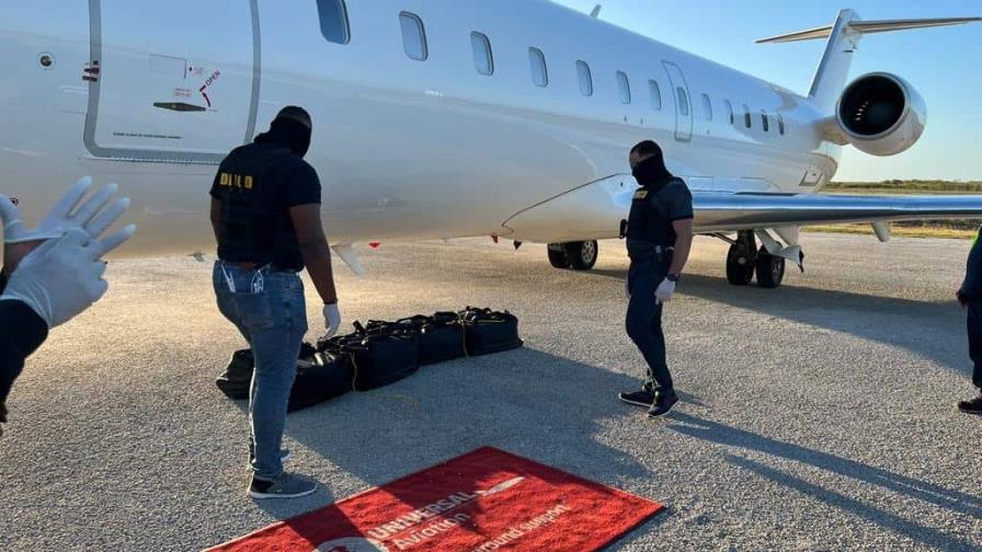 Decomisan 200 paquetes de posible cocaína en un avión en Punta Cana y apresan 11 personas Decomisan 200 paquetes de posible cocaína en un avión en Punta Cana y apresan 11 personas