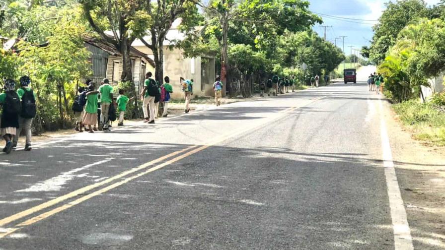 Denuncian estudiantes seibanos están en peligro por falta de pasos peatonales