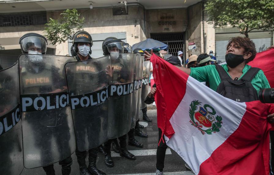 Cuatro policías heridos en manifestaciones contra Castillo en Lima