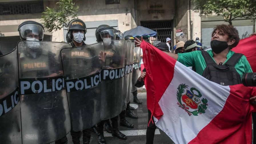Cuatro policías heridos en manifestaciones contra Castillo en Lima Cuatro policías heridos en manifestaciones contra Castillo en Lima