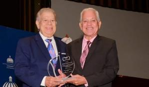 Gustavo Rodr&iacute;guez es reconocido en Gala del Tenis dominicano