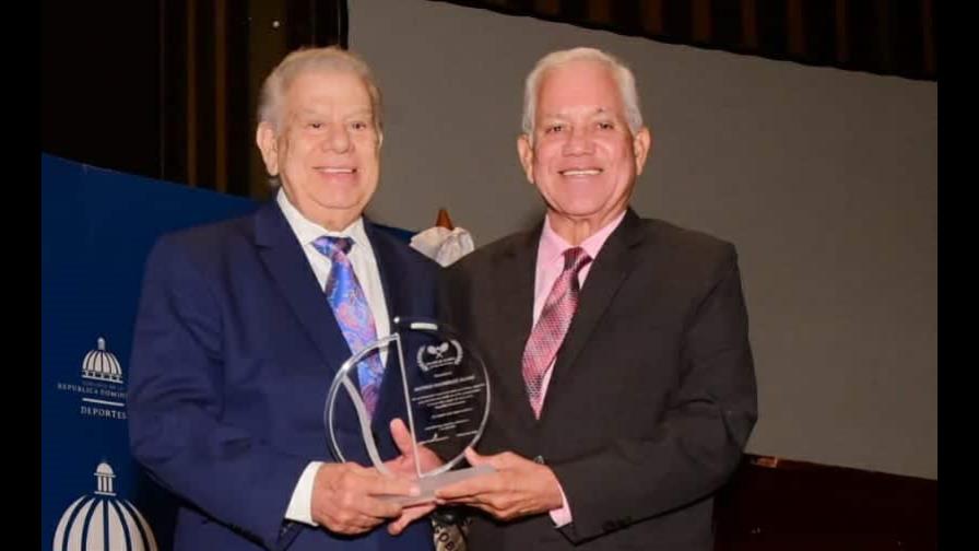 Gustavo Rodríguez es reconocido en Gala del Tenis dominicano