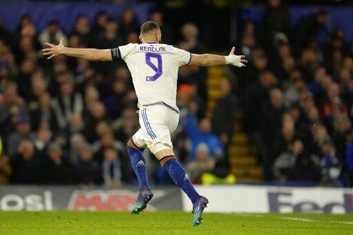 Otra tripleta de Benzema deja al Madrid arriba ante Chelsea