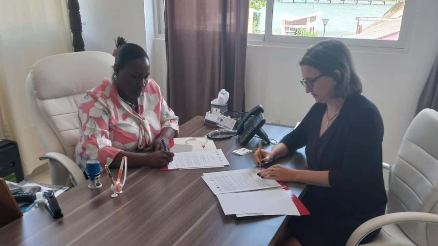 Firman acuerdo para gestión integral de los residuos sólidos y el reciclaje de plástico en Miches