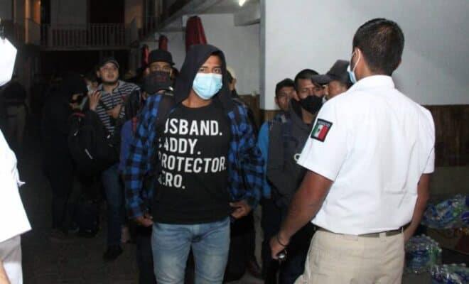 Agentes hallan a 79 migrantes hacinados en un hotel en México