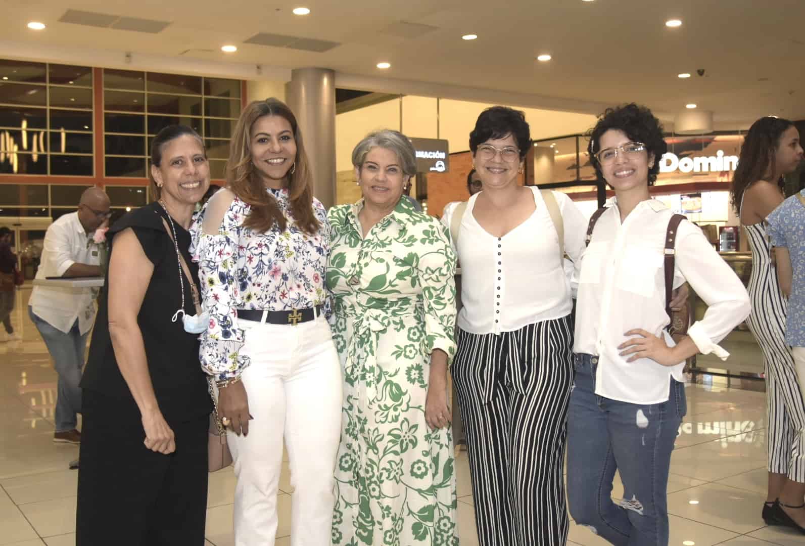 Silvia Crespo, Joselyn  Vásquez, Sadia de Chalas, Patricia Huerta y Diana Marte.