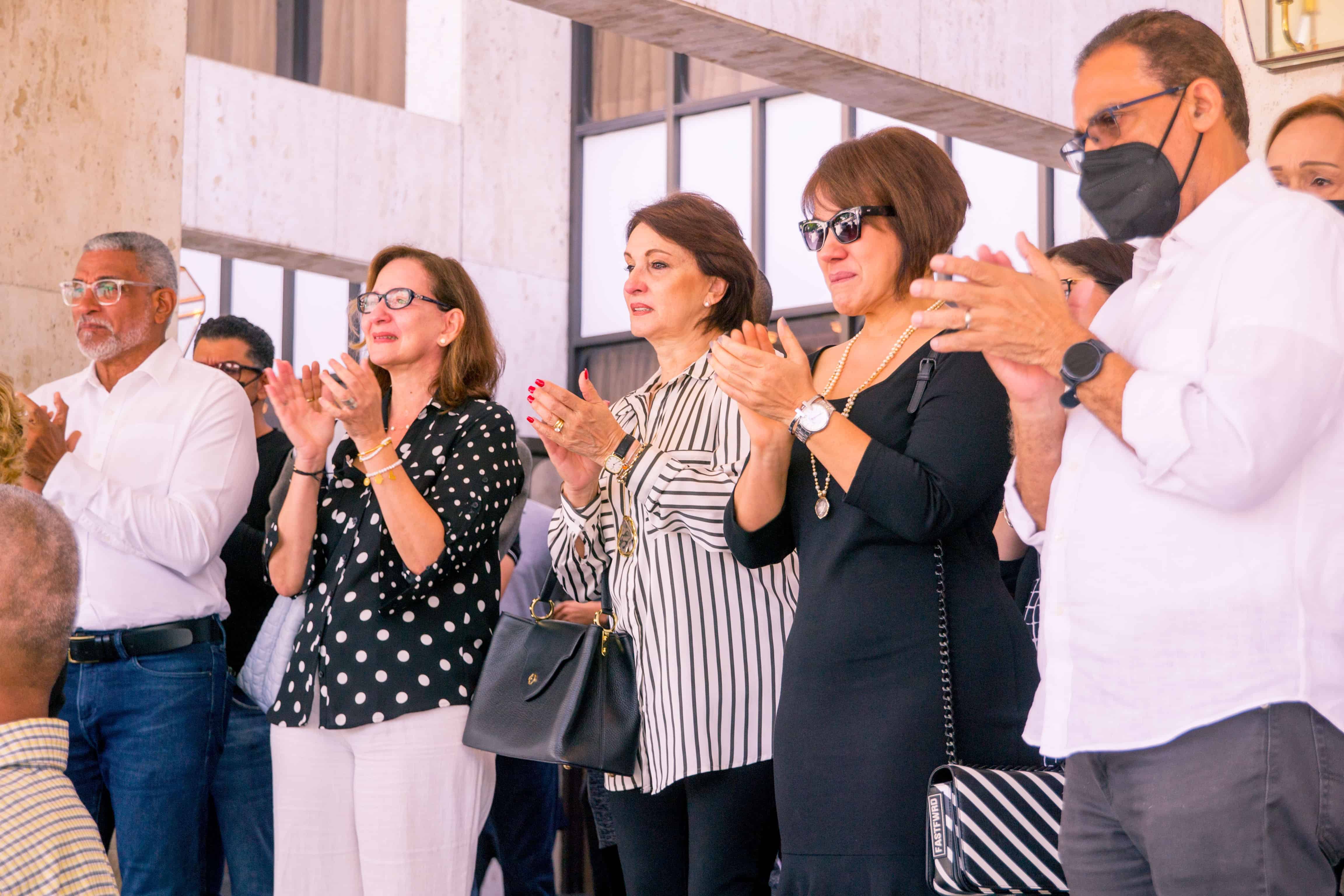 Artistas despidieron con aplausos los restos de Bienvenido Miranda.