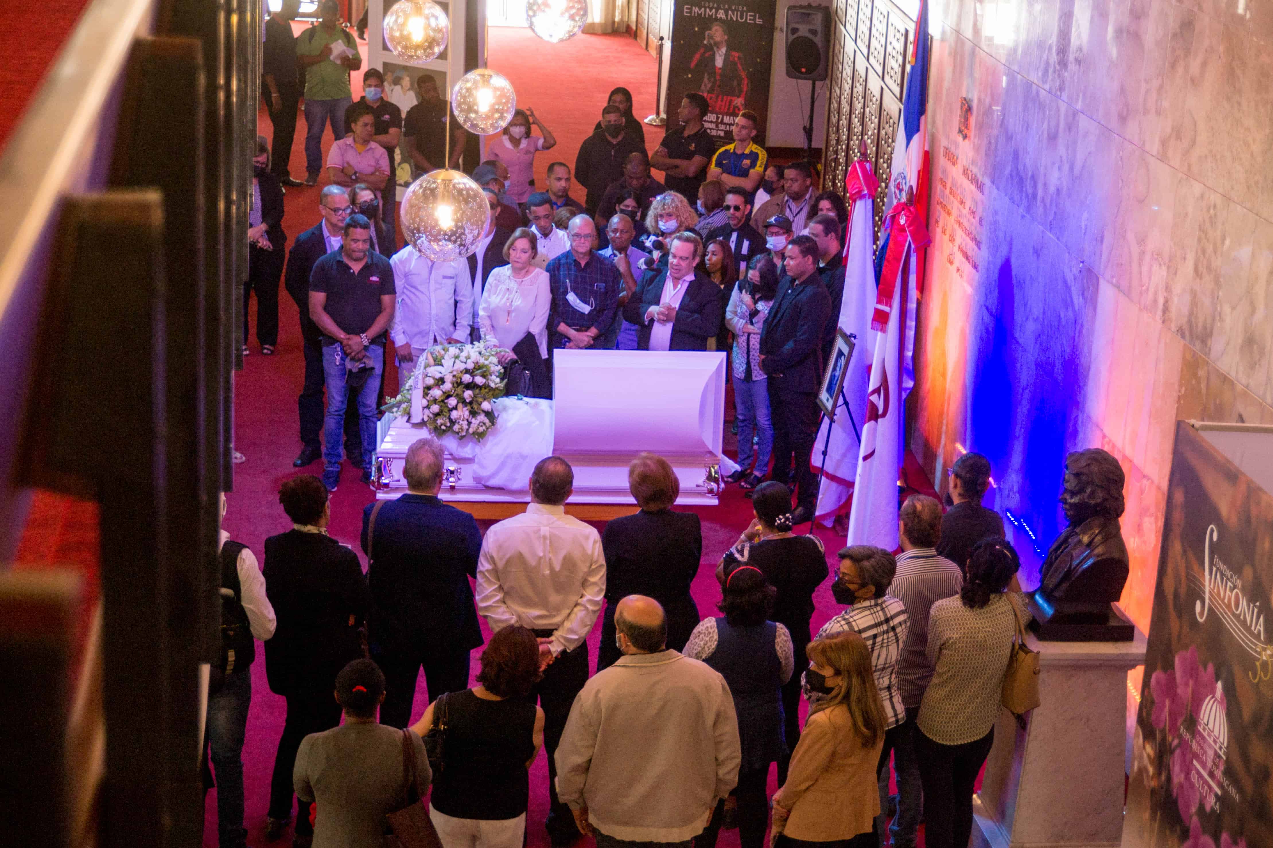 Artistas y empleados del Teatro Nacional estuvieron en el acto.