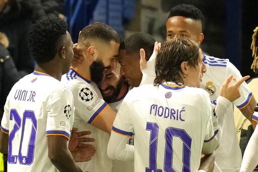 Otra tripleta de Benzema deja al Madrid arriba ante Chelsea