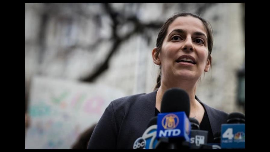 Mujer enfrentó al alcalde de NY por el mandato de mascarillas, y es despedida de su empleo