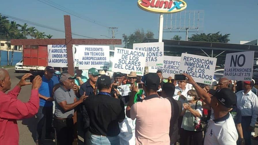 Realizan viacrucis para exigir reposición de técnicos agropecuarios cancelados