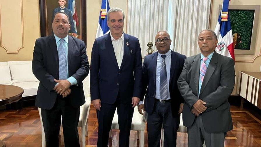 Abinader recibe dirigentes de gremios al conmemorarse Día Nacional del Periodista Abinader recibe dirigentes de gremios al conmemorarse Día Nacional del Periodista